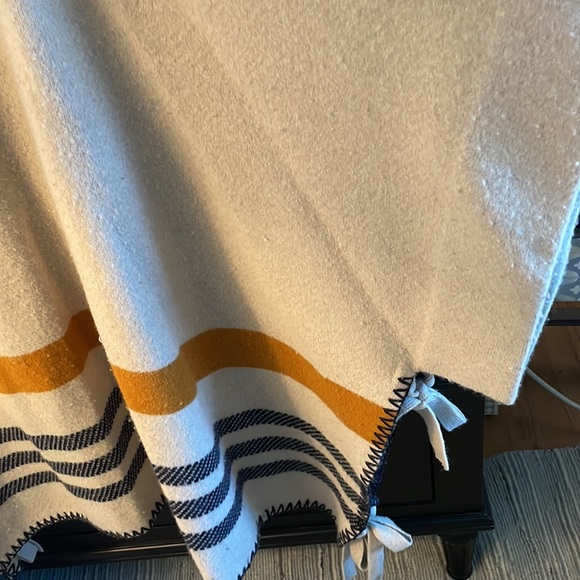 Wool cashmere poncho - Picture 3 of 4